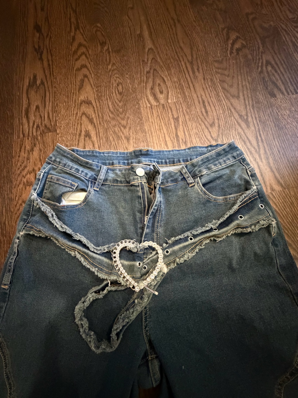 ROMWE High-Rise Dark Blue Distressed Jeans with Rhinestone Heart Belt
